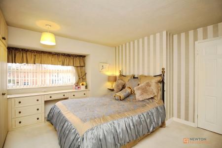 3 bedroom Semi-detached house for sale in Allington Drive, Birstall, LE4