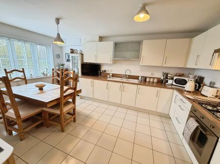 5 bedroom Detached house for sale in Holloway Court, Wolverhampton, WV5