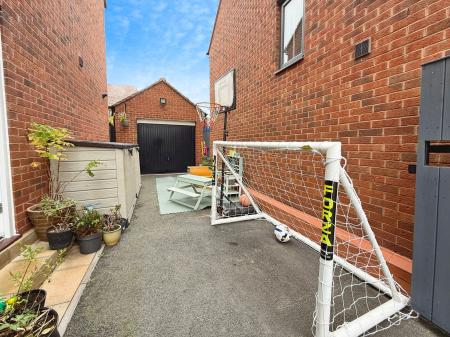 5 bedroom Detached house for sale in Stoney Fold, Lawley Village, Telford, TF3