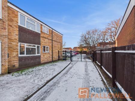 2 bedroom Flat for sale in Green Lane, Shelfield, WS4