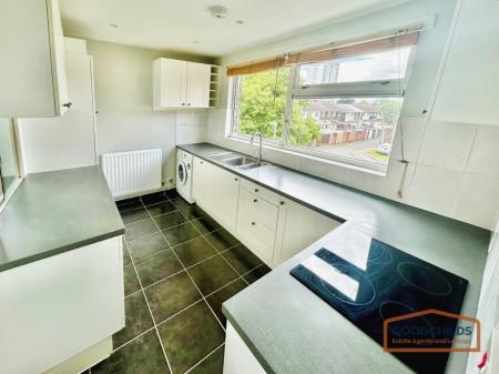 2 bedroom Flat to let in Millfield Avenue, Bloxwich, WS3