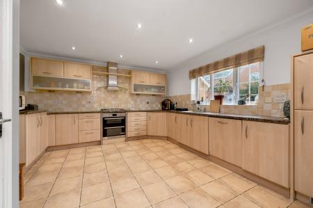 7 bedroom Detached house for sale in Arbroath Gardens, Orton Northgate, Peterborough, PE2