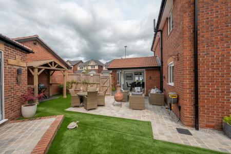 4 bedroom Detached house for sale in Harlequin Drive, Worksop, S81