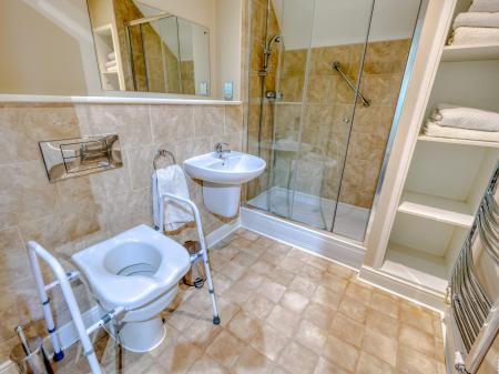 2 bedroom Flat for sale in Royal Court, Worksop, S80