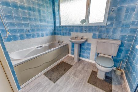 5 bedroom Semi-detached house for sale in Warwick Avenue, Carlton in Lindrick, S81