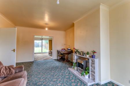 5 bedroom Semi-detached house for sale in Warwick Avenue, Carlton in Lindrick, S81