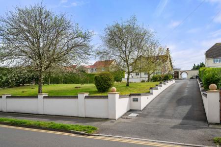 5 bedroom Detached house for sale in St Andrews Drive, Skegness, PE25