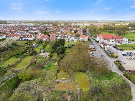 5 bedroom Detached house for sale in St Andrews Drive, Skegness, PE25