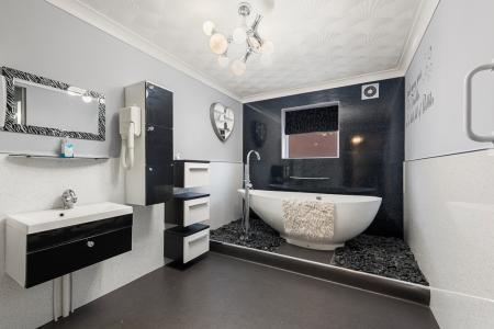 4 bedroom Detached house for sale in Derby Avenue, Skegness, PE25