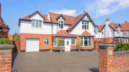 4 bedroom Detached house for sale in St Andrews Drive, Skegness, PE25