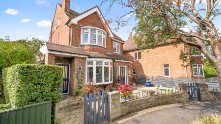 6 bedroom Detached house for sale in Glentworth Crescent, Skegness, PE25