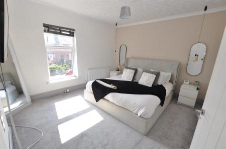 2 bedroom Terraced House for sale in Woods Lane, Burton-On-Trent