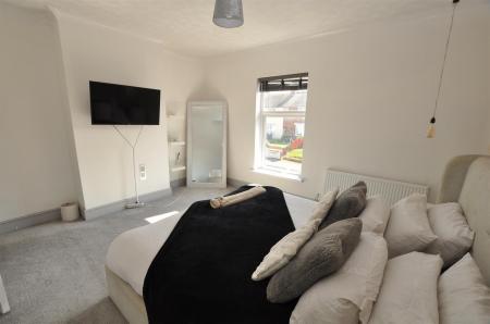 2 bedroom Terraced House for sale in Woods Lane, Burton-On-Trent