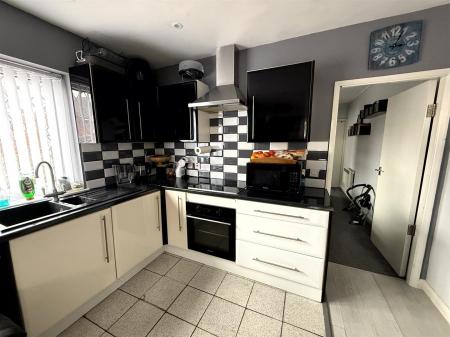 4 bedroom End of terrace house for sale in Long Street, Burton-On-Trent