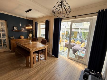 4 bedroom Semi-detached house for sale in Leamington Road, Branston, Burton-On-Trent
