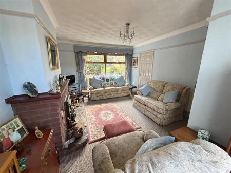 3 bedroom Semi-detached house for sale in Burton Road, Coton-In-The-Elms