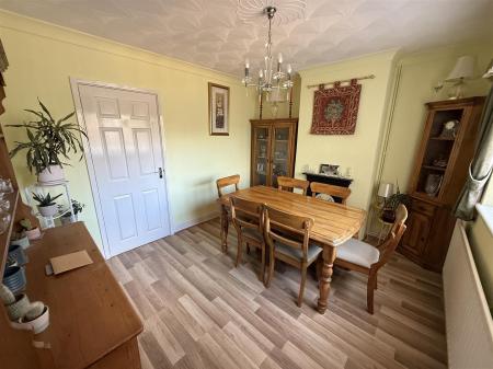 3 bedroom Semi-detached house for sale in Burton Road, Coton-In-The-Elms