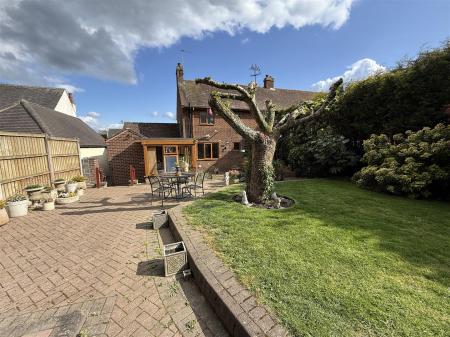 3 bedroom Semi-detached house for sale in Burton Road, Coton-In-The-Elms