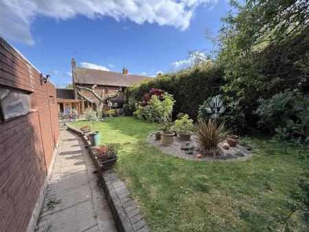 3 bedroom Semi-detached house for sale in Burton Road, Coton-In-The-Elms
