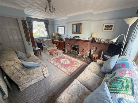 3 bedroom Semi-detached house for sale in Burton Road, Coton-In-The-Elms
