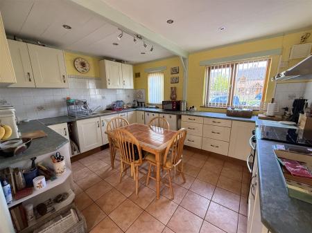 3 bedroom Semi-detached house for sale in Burton Road, Coton-In-The-Elms