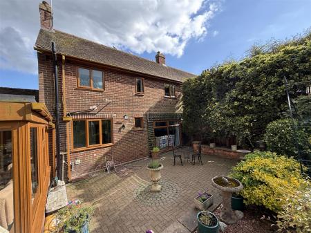 3 bedroom Semi-detached house for sale in Burton Road, Coton-In-The-Elms