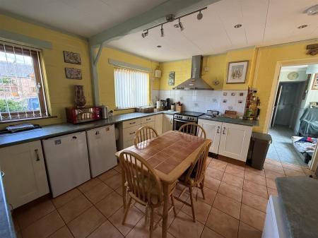 3 bedroom Semi-detached house for sale in Burton Road, Coton-In-The-Elms