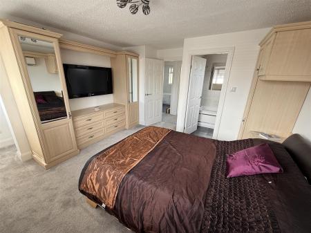 4 bedroom Detached house for sale in Kingsdale Croft, Stretton, Burton-On-Trent