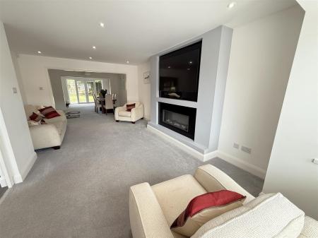 4 bedroom Detached house for sale in Kingsdale Croft, Stretton, Burton-On-Trent