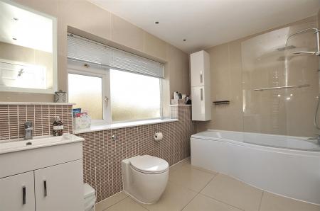 5 bedroom Detached house for sale in Lodge Hill, Tutbury