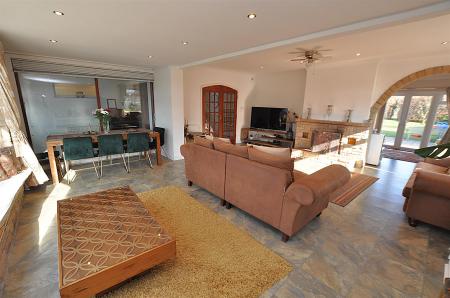 5 bedroom Detached house for sale in Lodge Hill, Tutbury