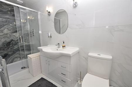 5 bedroom Detached house for sale in Lodge Hill, Tutbury