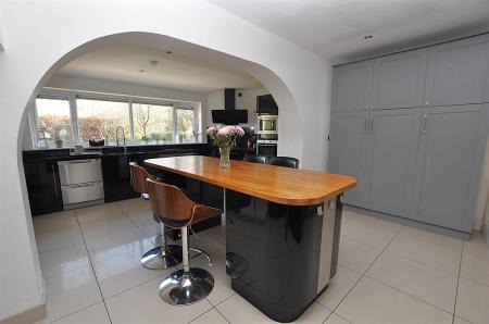 5 bedroom Detached house for sale in Lodge Hill, Tutbury