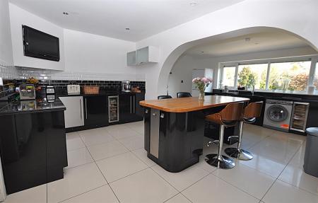 5 bedroom Detached house for sale in Lodge Hill, Tutbury