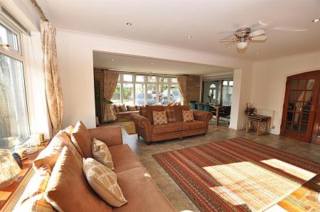 5 bedroom Detached house for sale in Lodge Hill, Tutbury