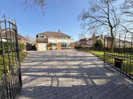 5 bedroom Detached house for sale in Lodge Hill, Tutbury