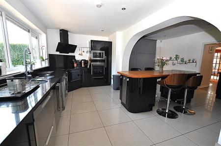 5 bedroom Detached house for sale in Lodge Hill, Tutbury