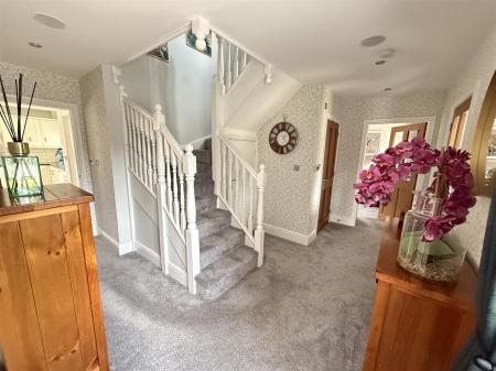 6 bedroom Detached house for sale in Colliery Lane, Linton, Swadlincote