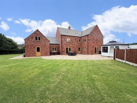 6 bedroom Detached house for sale in Colliery Lane, Linton, Swadlincote