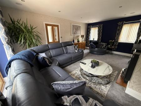 6 bedroom Detached house for sale in Colliery Lane, Linton, Swadlincote