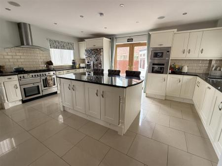 6 bedroom Detached house for sale in Colliery Lane, Linton, Swadlincote