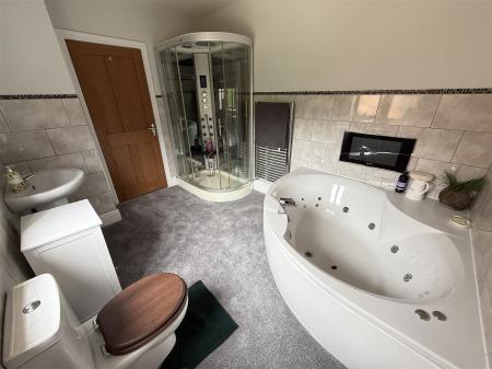 6 bedroom Detached house for sale in Colliery Lane, Linton, Swadlincote