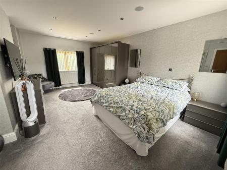 6 bedroom Detached house for sale in Colliery Lane, Linton, Swadlincote