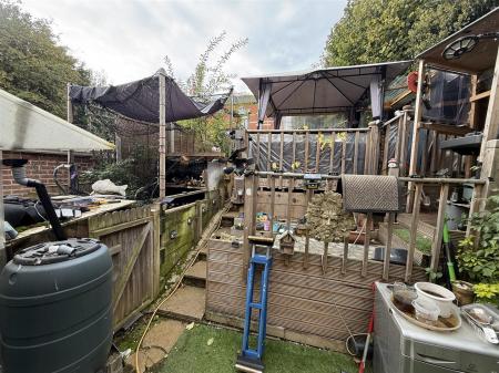 2 bedroom Town house for sale in Wedgewood Close, Burton-On-Trent