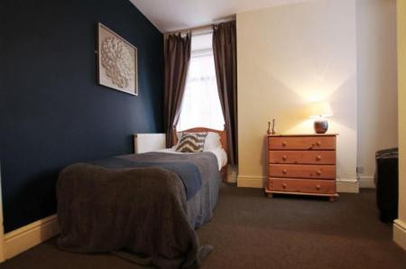 1 bedroom House share to let in Calais Road, Burton upon Trent, DE13