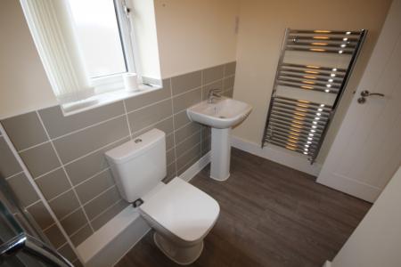 3 bedroom Detached house to let in Bath Road, Derbyshire, Castle Gresley, DE11