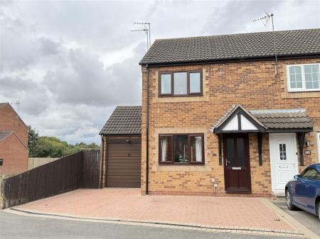 2 bedroom Town house for sale in Cedar Road, Castle Gresley, Swadlincote