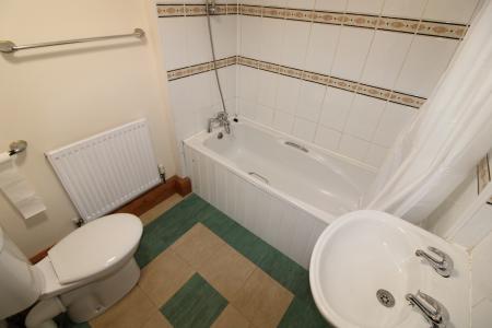 2 bedroom Flat to let in Victoria Crescent, Staffordshire, Burton upon Trent, DE14