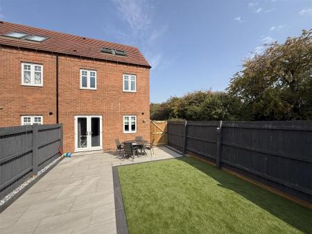 3 bedroom End of terrace house for sale in King Lane, Burton-On-Trent