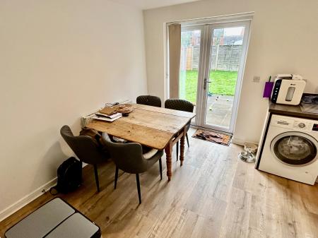 3 bedroom Detached house to let in Sutton Crescent, Barton-under-Needwood, DE13